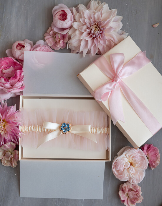 Panna Młoda  podwiązki ślubne ślubna podwiązka tiulowa z różową wstążką, podwiązka ślubna dla Panny Młodej z różową kokardką, podw 41/PDW/PannaMloda