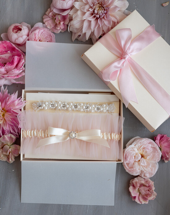 Panna Młoda  podwiązki ślubne tiulowa podwiązka ze zdobieniami, ślubna podwiązka z perełkami, podwiązka ślubna dla Panny Młodej z  44/PDW/PannaMloda