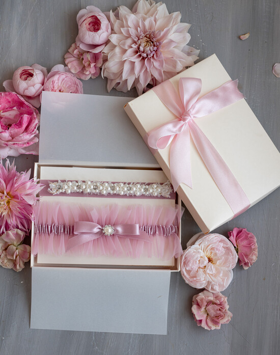 Panna Młoda  podwiązki ślubne tiulowa podwiązka ze zdobieniami, ślubna podwiązka z perełkami, podwiązka ślubna dla Panny Młodej z  45/PDW/PannaMloda