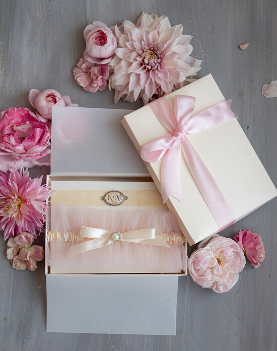 Panna Młoda  podwiązki ślubne Ślubne Podwiązki dla Panny Młodej podwiązka ślubna tiulowa z różową wstążką, tiulowa podwiązka ślubn 48/PDW/PannaMloda