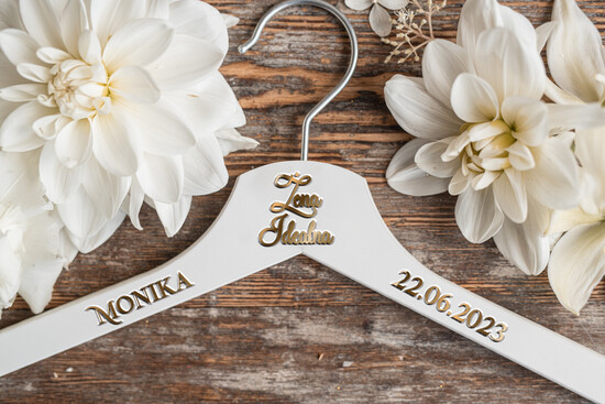  Prezenty dla Młodej Pary  drewniane wieszaki prezenty z okazji ślubu dla Pary Młodej wieszak na suknię ślubną żona idealna imię i data ślubu, wie 12/wieszak/ParaMloda