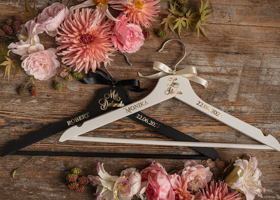  Prezenty dla Młodej Pary  drewniane wieszaki zestaw wieszaków dla Młodej Pary Pomysł na prezent ślubny dla Młodej Pary wieszaki slubne , wieszak  15/wieszak/ParaMloda