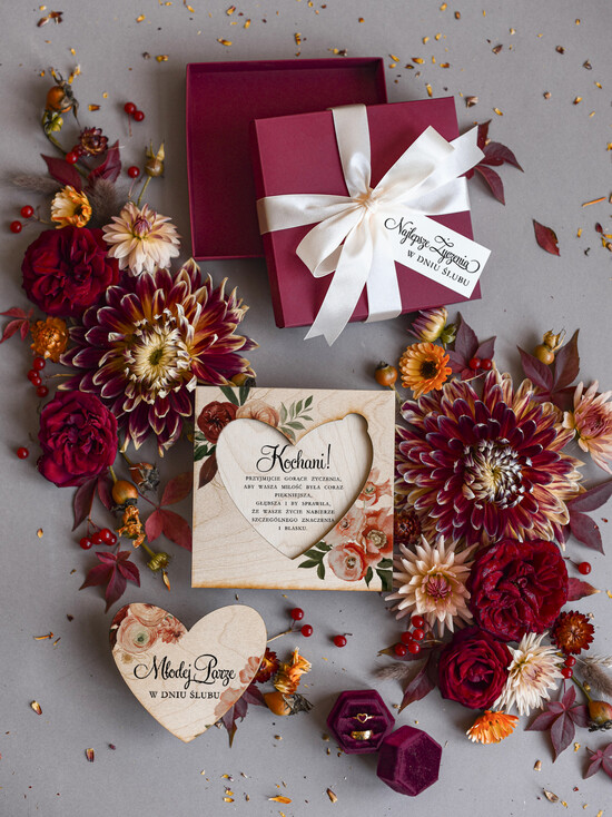  Prezenty dla Młodej Pary  flowerbox, kartki z życzeniami, pudełka na prezenty pomysł na prezent dla Pary Młodej pamiątkowa kartka w pudełku dla Młodej Pary drewniane serce opakow 01/kardr/ParaMloda