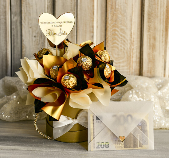  Prezenty dla Młodej Pary  flowerbox, kartki z życzeniami, pudełka na prezenty Elegancki flowerbox ze słodyczami to wyjątkowy prezent dla Młodej Pary. Piękna kompozycja w ozdobnym 03/SŁ/MPara