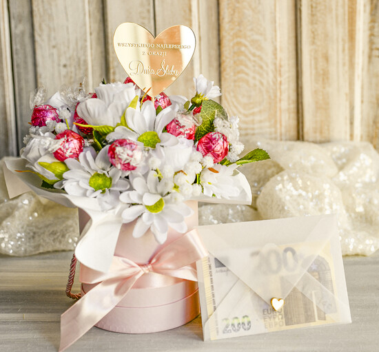  Prezenty dla Młodej Pary  flowerbox, kartki z życzeniami, pudełka na prezenty Elegancki flowerbox ze sztucznymi kwiatami i słodyczami to wyjątkowy prezent dla Młodej Pary. Piękna 04/Fx/MPara