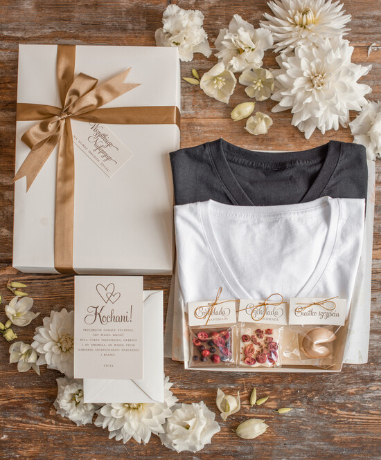  Prezenty dla Młodej Pary  zestawy koszulki z nadrukiem Ciekawe prezenty na ślub dla Nowożeńców, koszulki z nadrukiem dla Młodej Pary  03/KOSZboxD/ParaMloda