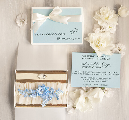 Prezenty dla Panny Młodej  podwiązki ślubne  Prezent dla Panny Młodej od Świadkowej, zestaw prezentowy na panieński, cos niebieskiego podwiązka ś 06/NPDWpudK/pPPM