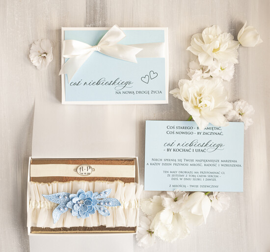 Prezenty dla Panny Młodej  podwiązki ślubne  Prezent dla Panny Młodej od Świadkowej, zestaw prezentowy na panieński, cos niebieskiego podwiązka ś 05/NPDWpudK/pPPM