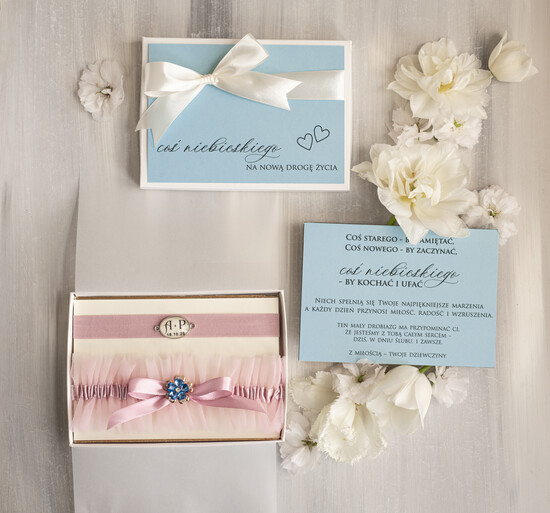 Prezenty dla Panny Młodej  podwiązki ślubne  Prezent dla Panny Młodej od Świadkowej, zestaw prezentowy na panieński, cos niebieskiego podwiązka ś 03/NPDWpudroz/pPPM