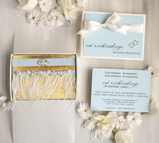 Prezenty dla Panny Młodej  podwiązki ślubne  Prezent dla Panny Młodej od Świadkowej z piórami, zestaw prezentowy na panieński, cos niebieskiego p 03/NPPio/pPPM