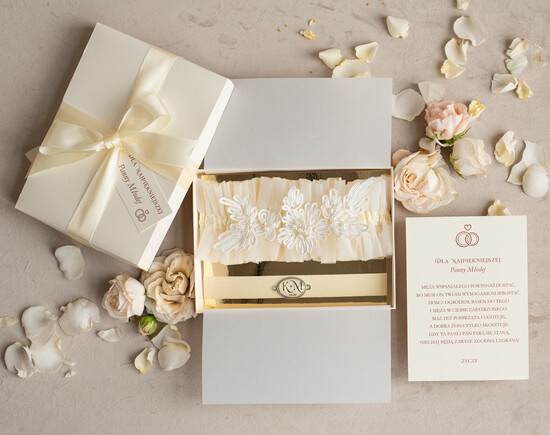 Prezenty dla Panny Młodej  podwiązki ślubne  Zestaw dwóch podwiązek ślubnych dla panny młodej w pudełeczku z kartką, box prezentowy na wieczór pa 05/boxTPodw/PannaMłoda