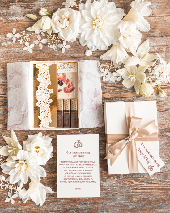 Prezenty dla Panny Młodej  podwiązki ślubne  Prezent podwiązka ślubna dla panny młodej w zestawie z czekoladkami kartką i pudełeczkiem, box preze 04/boxpodwiazka/PannaMłoda