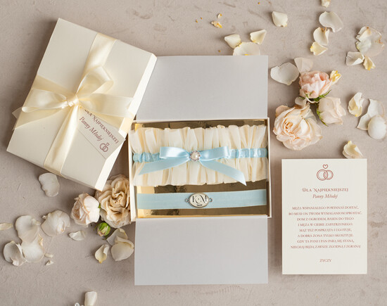 Prezenty dla Panny Młodej  podwiązki ślubne  Zestaw dwóch podwiązek ślubnych dla panny młodej w pudełeczku z kartką, box prezentowy na wieczór pa 01/boxTPodw/PannaMłoda