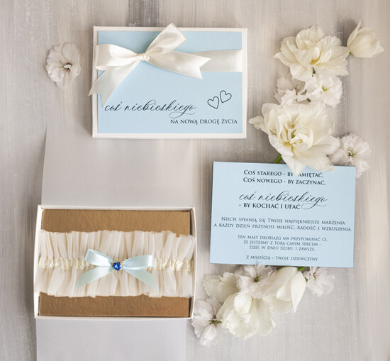 Prezenty dla Panny Młodej  podwiązki ślubne  Prezent dla Panny Młodej od Świadkowej, zestaw prezentowy na panieński, cos niebieskiego podwiązka ś 04/KPDWpud/pPPM