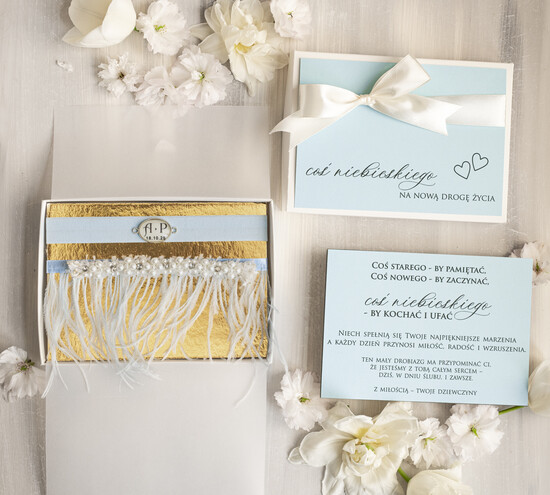 Prezenty dla Panny Młodej  podwiązki ślubne  Prezent dla Panny Młodej od Świadkowej z piórami, zestaw prezentowy na panieński, cos niebieskiego p 05/NPPio/pPPM