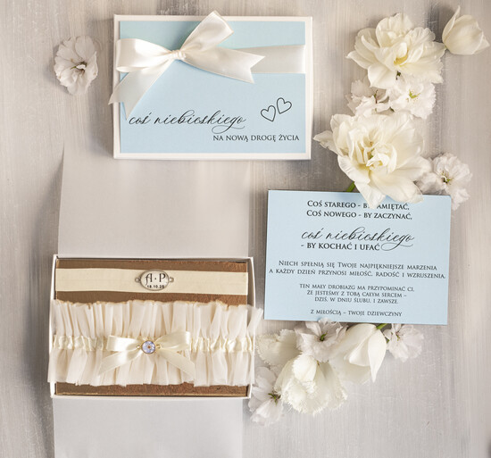 Prezenty dla Panny Młodej  podwiązki ślubne  Prezent dla Panny Młodej od Świadkowej, zestaw prezentowy na panieński, cos niebieskiego podwiązka ś 01/NPDWpudK/pPPM
