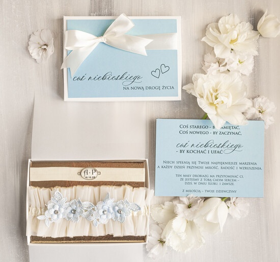 Prezenty dla Panny Młodej  podwiązki ślubne  Prezent dla Panny Młodej od Świadkowej, zestaw prezentowy na panieński, cos niebieskiego podwiązka ś 04/NPDWpudK/pPPM