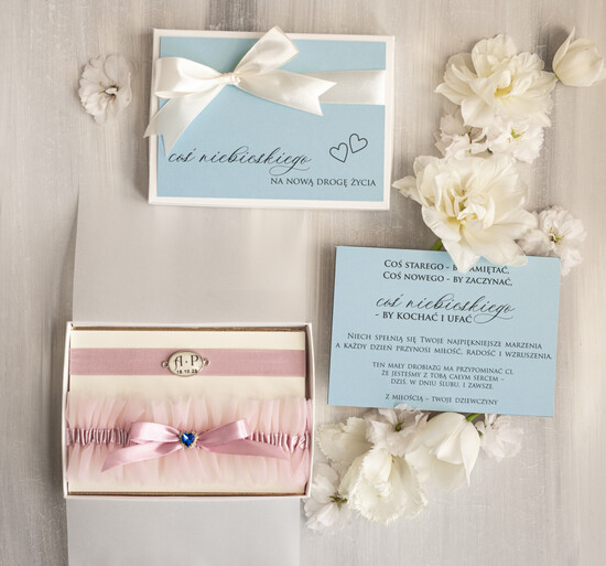 Prezenty dla Panny Młodej  podwiązki ślubne  Prezent dla Panny Młodej od Świadkowej, zestaw prezentowy na panieński, cos niebieskiego podwiązka ś 01/NPDWpudroz/pPPM