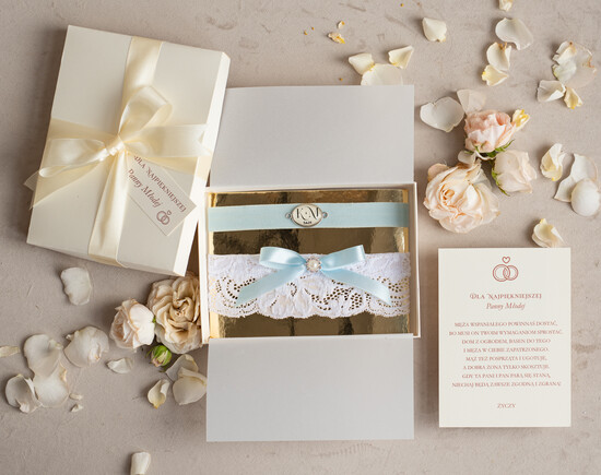 Prezenty dla Panny Młodej  podwiązki ślubne  Zestaw dwóch podwiązek ślubnych dla panny młodej w pudełeczku z kartką, box prezentowy na wieczór pa 01/boxLPodw/PannaMłoda