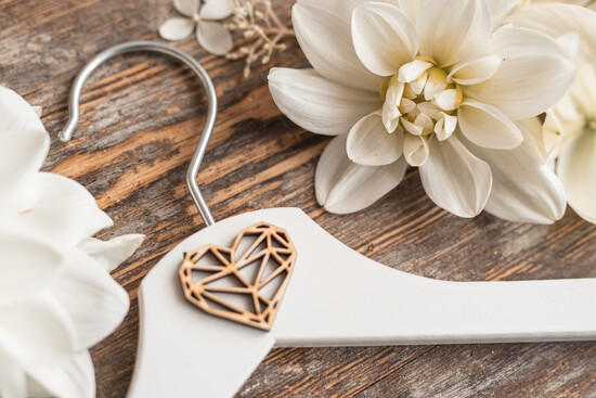 Panna Młoda  wieszaki biały wieszak dla Panny Młodej z grawerowanym geometrycznym sercem  04/wieszak/PannaMloda