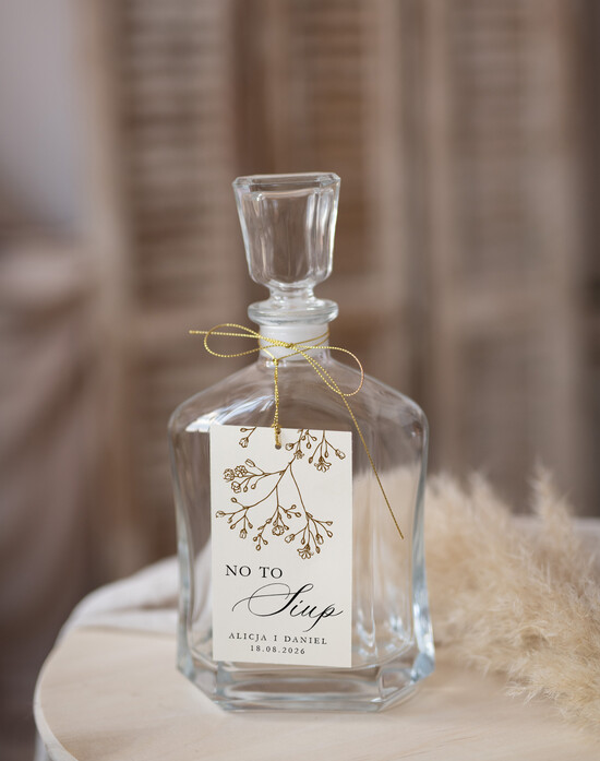 Zawieszki na butelki Nowoczesne prosta forma  zawieszki na butelki weselne, zawieszki weselne z imionami pary młodej, karteczki na weselny trunek, 03/kieszWs/zw25