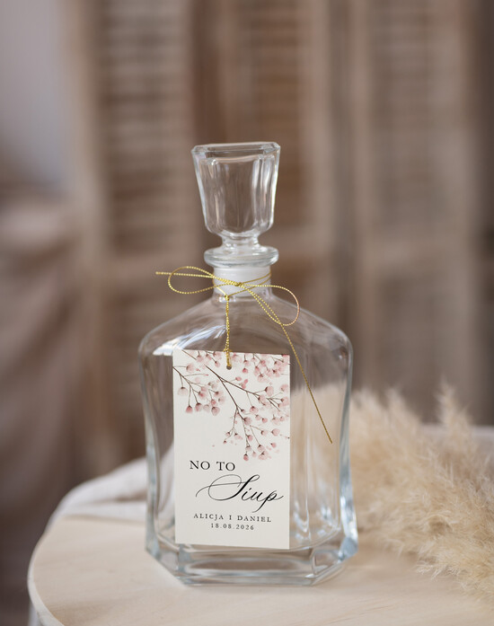 Zawieszki na butelki Nowoczesne prosta forma  zawieszki na butelki weselne, zawieszki weselne z imionami pary młodej, karteczki na weselny trunek, 09/skl3s/zw25