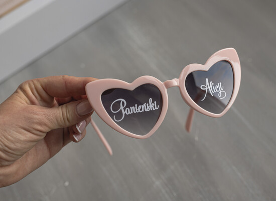 Panna Młoda  okulary ślubne okulary na wieczór Panieński, różowe okulary serduszka na wieczór Panieński, okulary w kształcie ser 03/ser/oksy