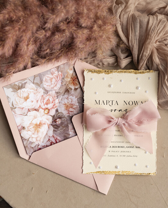 Zaproszenia ślubne z perełkami / tłoczeniem darte złocone zaproszenia ślubne z perełkami, różowe peonie zaproszenie na ślub z perełkam, rwane zł 01/perZlRw/z24
