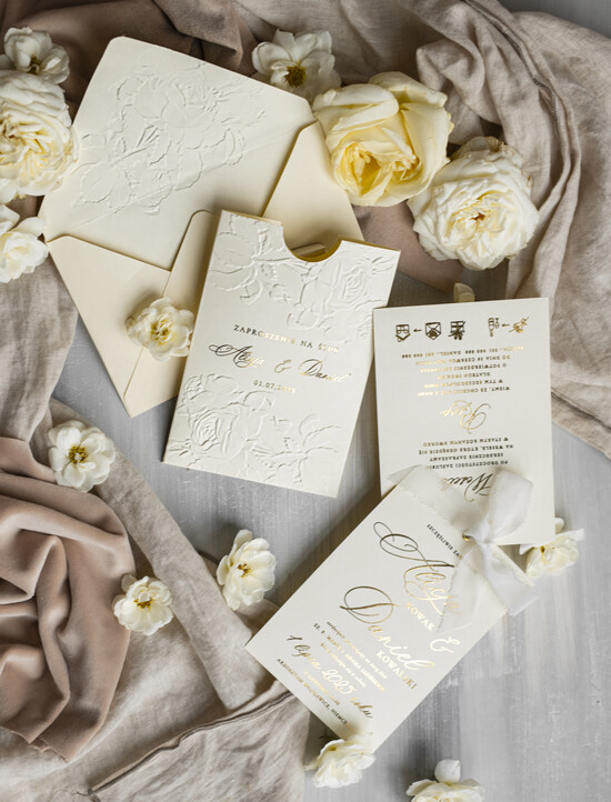 Zaproszenia ślubne z perełkami / tłoczeniem zaproszenia ślubne w kieszonce, eleganckie zaproszenia ślubne z jedwabną wstążką, tłoczone zaproszen 01/TłoKZł/z25