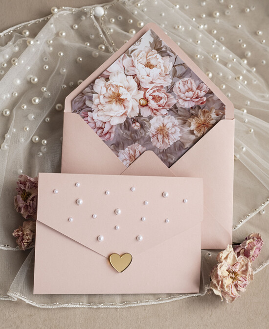 Zaproszenia ślubne z perełkami / tłoczeniem kopertowe złocone zaproszenia ślubne z perełkami, różowe peonie zaproszenie na ślub z perełkam, pudr 01/perKper/z24