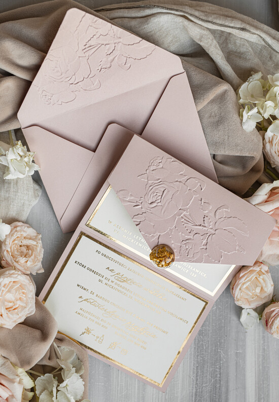 Zaproszenia ślubne z perełkami / tłoczeniem Tłoczone kwiaty na zaproszeniach ślubnych Eleganckie złote zaproszenia ślubne z guzikiem z płatków z 01/KopTło/z25