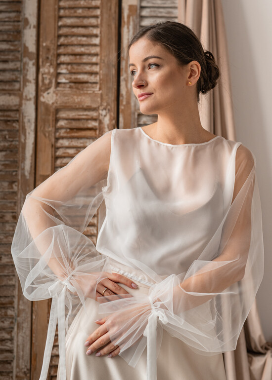 Panna Młoda Bolerka bolerka, narzutki, sweterki Tiulowe bolerko ślubne wykonane z odkrytymi plecami, ozdobne rękawy w bolerku na ślub, bolerko do su 05/BolT/Bol