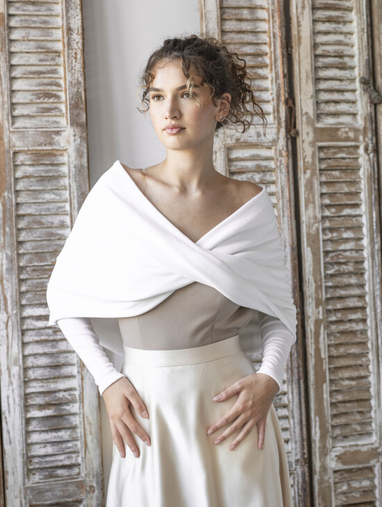 Panna Młoda Bolerka bolerka, narzutki, sweterki Kremowe  Bolerko Ślubne Welurowe - Etola Ślubna z Rękawkami - Narzutka I Rękaw w kolorze Kremowym 001/etola/Bol25