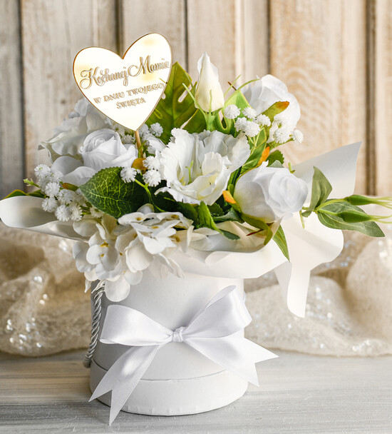 Prezenty dla Mamy flowerboxy, box ze słodyczami  Elegancki flowerbox z sztucznymi kwiatami to wyjątkowy prezent dla mamy. Piękna kompozycja w ozdobny 01/Fx/mama