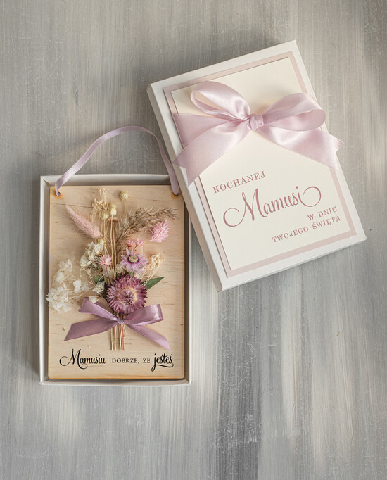 Prezenty dla Mamy flowerboxy, box ze słodyczami  drewniana kartka z życzeniami na dzień Mamy prezent dla Mamy z okazji dnia Matki, kwiaty prezent dla 05/pudFBkar/Mama