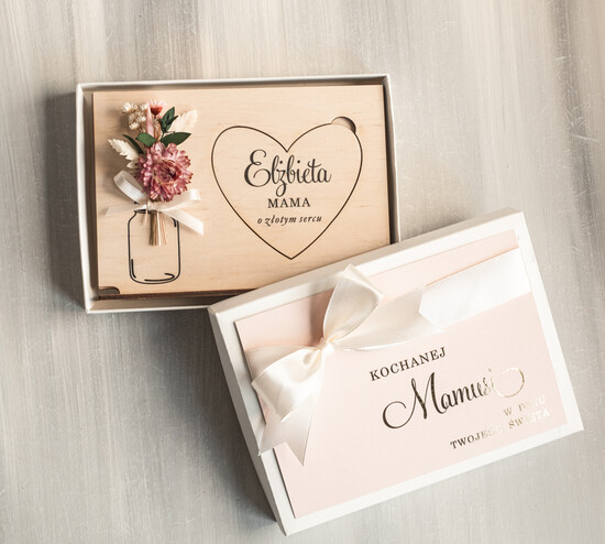 Prezenty dla Mamy flowerboxy, box ze słodyczami  drewniana tabliczka z życzeniami na dzień Mamy prezent dla Mamy z okazji dnia Matki, kwiaty prezent  08/pudFBkar/Mama