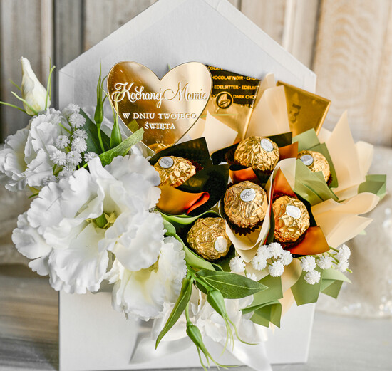 Prezenty dla Mamy flowerboxy, box ze słodyczami  Elegancki flowerbox z sztucznymi kwiatami i słodyczami to wyjątkowy prezent dla mamy. Piękna kompozy 02/Fx/mama