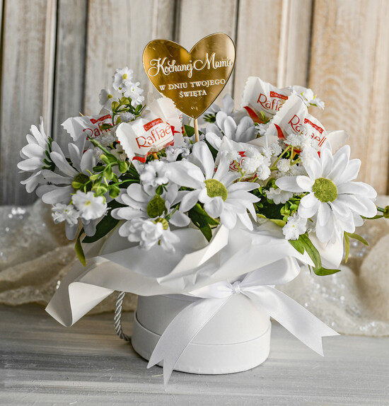 Prezenty dla Mamy flowerboxy, box ze słodyczami  Elegancki flowerbox z sztucznymi kwiatami i słodyczami to wyjątkowy prezent dla mamy. Piękna kompozy 03/Fx/mama