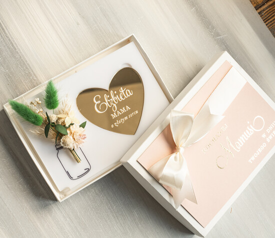 Prezenty dla Mamy flowerboxy, box ze słodyczami  biała tabliczka z życzeniami na dzień Mamy prezent dla Mamy z okazji dnia Matki, kwiaty prezent dla  06/pudFBkar/Mama