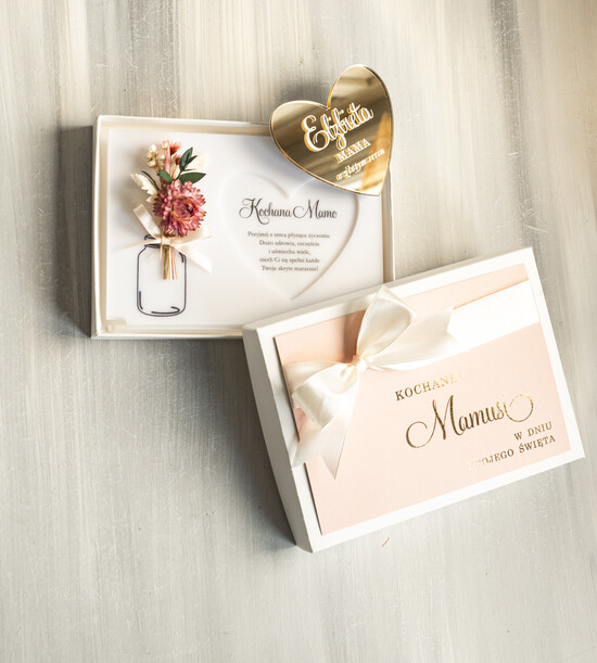 Prezenty dla Mamy kwiaty flowerboxy biała tabliczka z życzeniami na dzień Mamy prezent dla Mamy z okazji dnia Matki, kwiaty prezent dla  07/pudFBkar/Mama