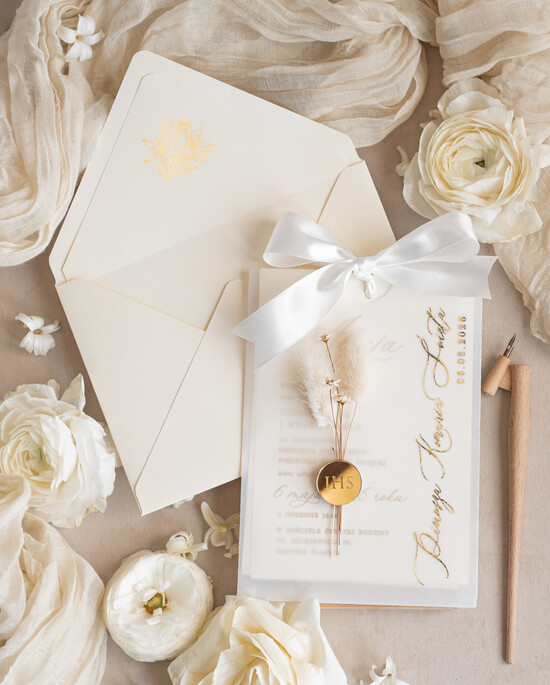 Zaproszenia na Komunię  dziewczynka  komunijne złote zaproszenia z kwiatkami, zaproszenia na Pierwszą komunię w kieszonce ze wstążką, zap 01/KieszKalSat/KomZ