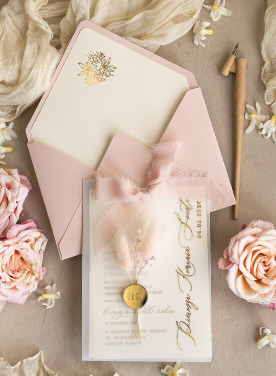 Zaproszenia na Komunię dla Dziewczynki dziewczynka  komunijne złote zaproszenia z kwiatkami, zaproszenia na Pierwszą komunię w kieszonce ze wstążką, zap 02/KieszKalWs/Komunia