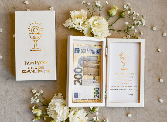 Pamiątki Prezenty na komunię  pamiątki na komunie  białe pudełko pamiątka I Komunii  pudełko na pieniądze na Komunię z życzeniami, pudełeczko na pienią 06/skrzdrew/KomPam