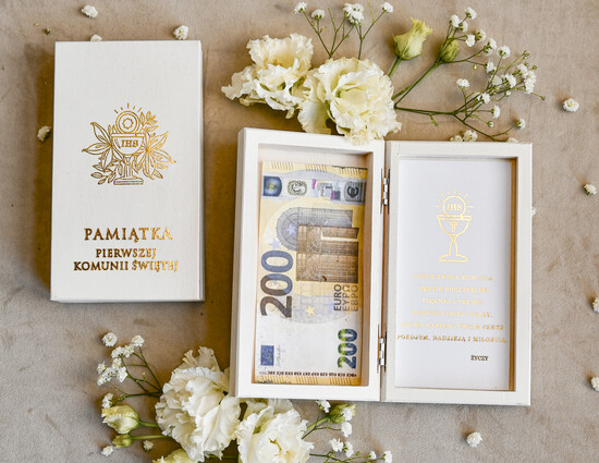 Pamiątki Prezenty na komunię  pamiątki na komunie  białe pudełko pamiątka I Komunii  pudełko na pieniądze na Komunię z życzeniami, pudełeczko na pienią 07/skrzdrew/KomPam