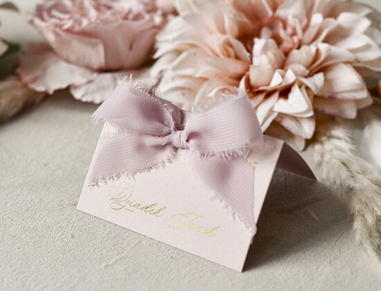 Winietki na komunię  winietki  złote winietki na komunię, winietka dekoracja stołu na komunii, komunijne winietki ze złotymi litera 01/tłoKw/KomW