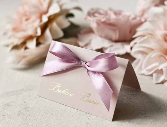 Winietki na komunię  winietki  złote winietki na komunię, winietka dekoracja stołu na komunii, komunijne winietki ze złotymi litera 02/perKdz/KomW