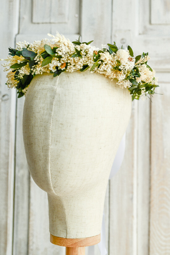 Dodatki dekoracje na komunię  wianki Wianek komunijny z żywych, preparowanych kwiatów w odcieniach zieleni i ecru. Delikatny, lekki i trw 06/wianek/KomWian