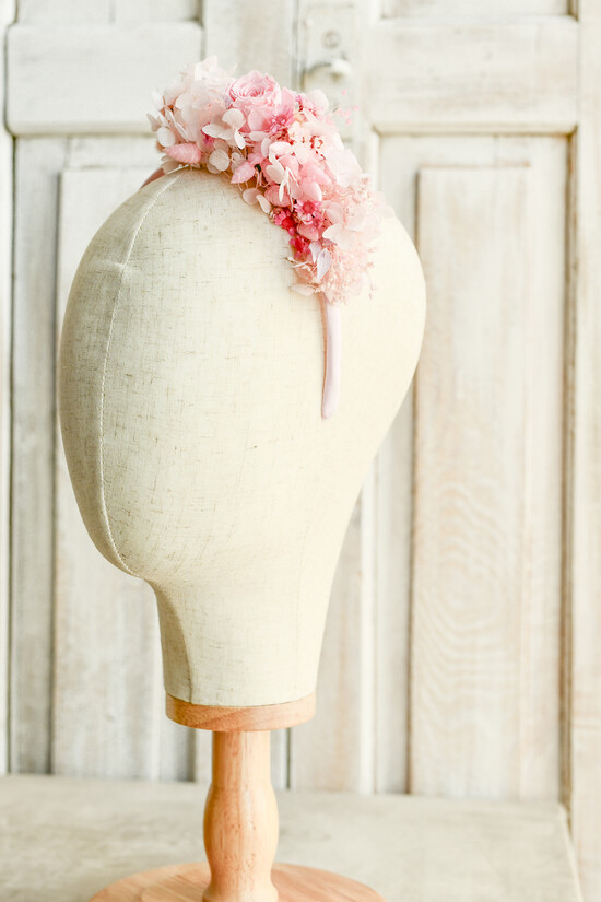 Dodatki dekoracje na komunię  wianki Wianki komunijne na opasce – lekkie, wygodne i ręcznie wykonane. Delikatne kwiaty idealnie dopełnią  02/wianek/KomWian