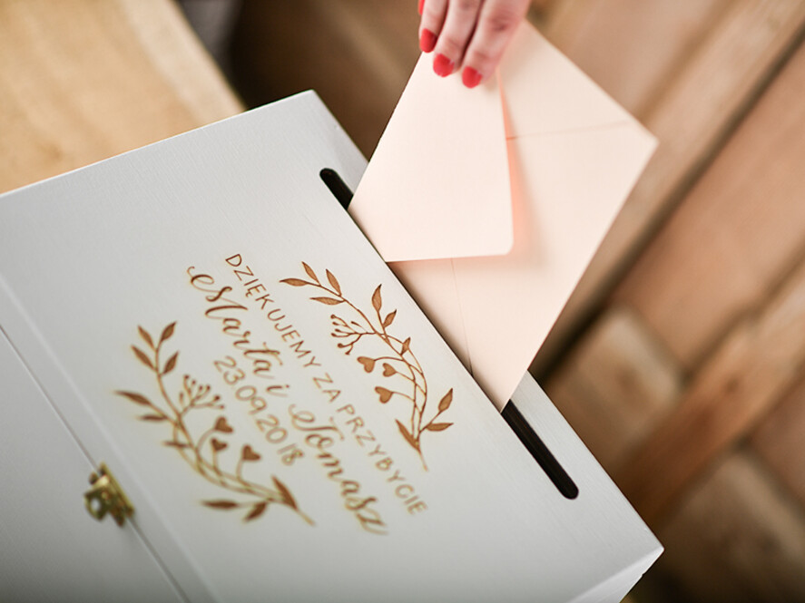 Pudełko na koperty  DREWNIANE Kufer na koperty ślubne biała Drewniana skrzynka życzeń personalizowane drewno grawer wasze imiona i data  3
