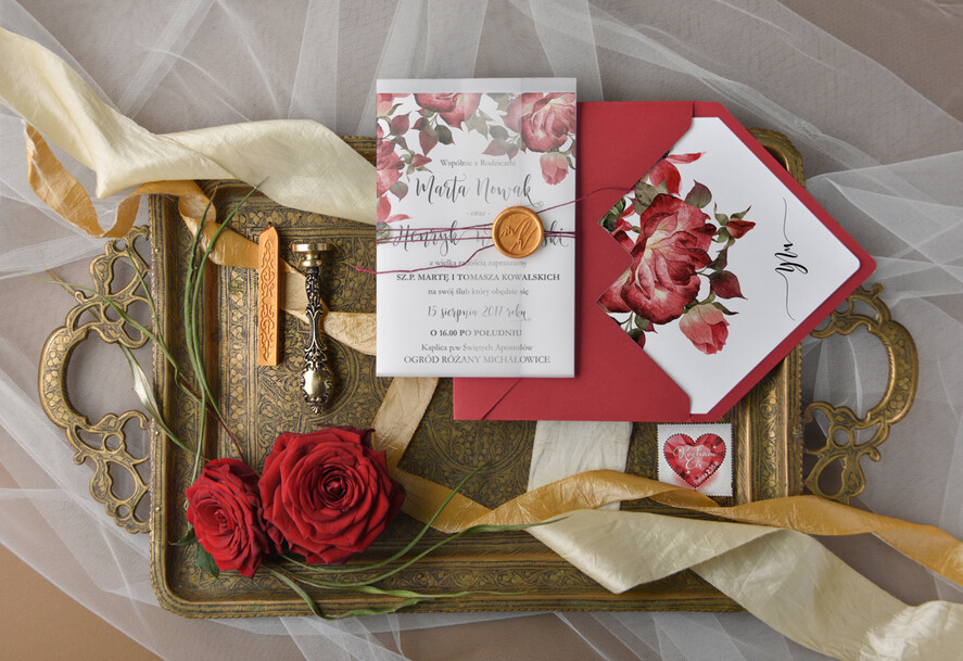 Zaproszenia ślubne Natura modne zaproszenia ślubne z bordowymi kwiatami0
